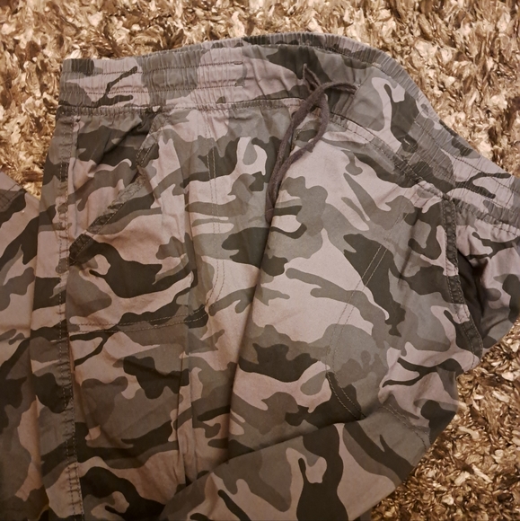 Plus Size Camo Crops - Picture 3 of 5